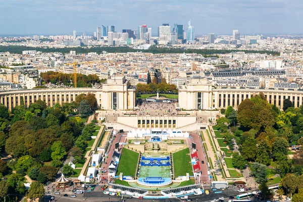 Pohled na palais de chaillot z Eiffelovy věže — Stock fotografie