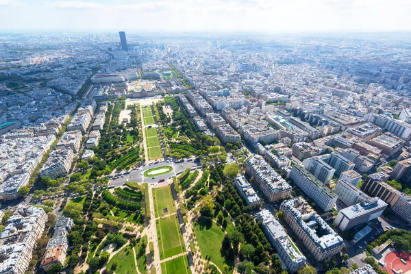Вид на Париж с Эйфелевой башни — стоковое фото