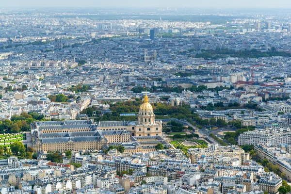 Pohled na les invalides z Eiffelovy věže v Paříži — Stock fotografie