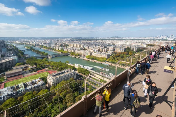 I turisti sono sul ponte di osservazione della Torre Eiffel a Pari — Foto Stock