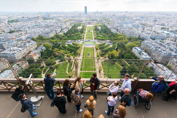 Os turistas estão no convés de observação da Torre Eiffel em Pari — Fotografia de Stock