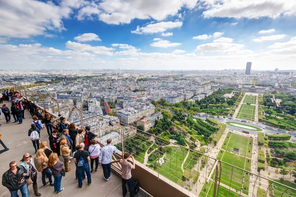 Туристы находятся на смотровой площадке Эйфелевой башни в Пари — стоковое фото