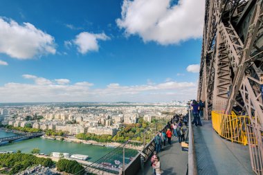 PARI Eyfel Kulesi gözlem güverte üzerinde turist vardır
