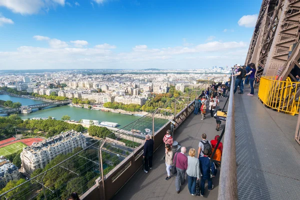 Los turistas están en la plataforma de observación de la Torre Eiffel en París — Foto de Stock