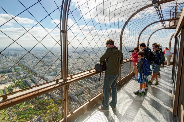 Toeristen zijn op het observatie dek van de Eiffeltoren in Parijs — Stockfoto