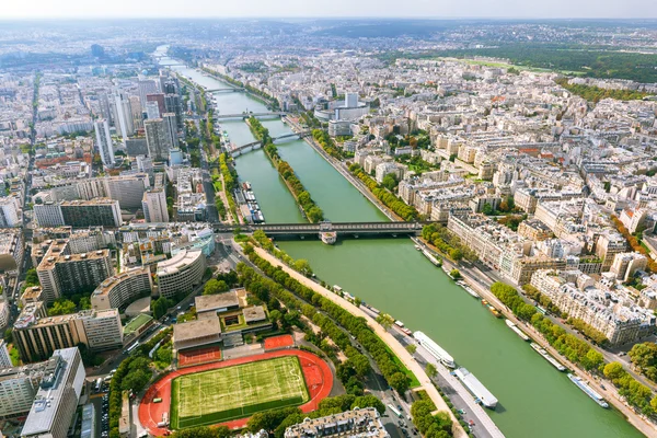 Вид на Париж с Эйфелевой башни — стоковое фото
