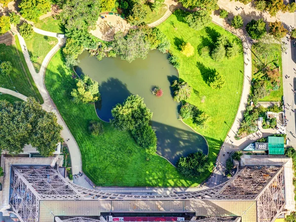 Vista de cima para baixo da Torre Eiffel em Paris — Fotografia de Stock