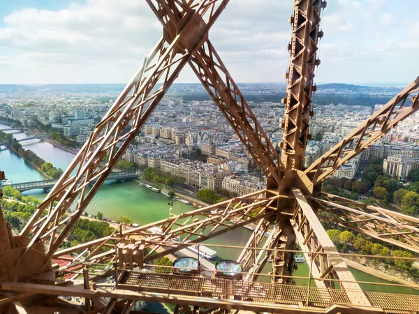 Tekintettel a párizsi, a eiffel torony lift — Stock Fotó