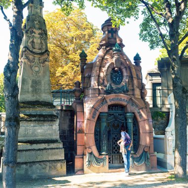bir turist montmartre mezarlığına mezarda ziyaret etti.