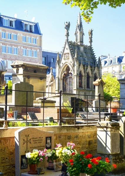 Красивая гробница на кладбище Монмартр в Париже — стоковое фото
