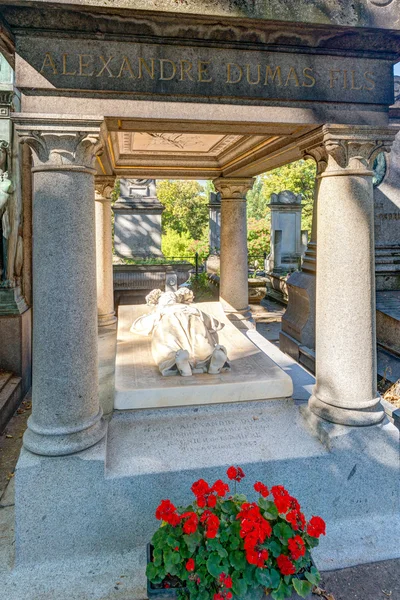Tumba de Alejandro Dumas en el cementerio de Montmartre en París — Foto de Stock