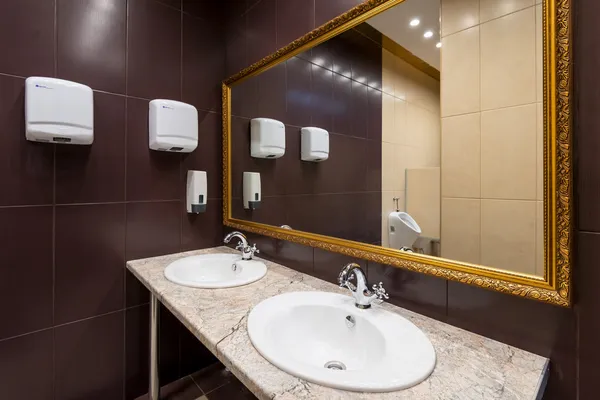 Modern nyilvános fürdőszoba — Stock Fotó