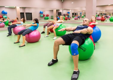 akik azt csinßlnak gyakorlatok az edzőteremben