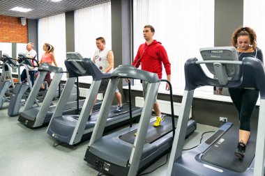 akik azt csinßlnak gyakorlatok az edzőteremben