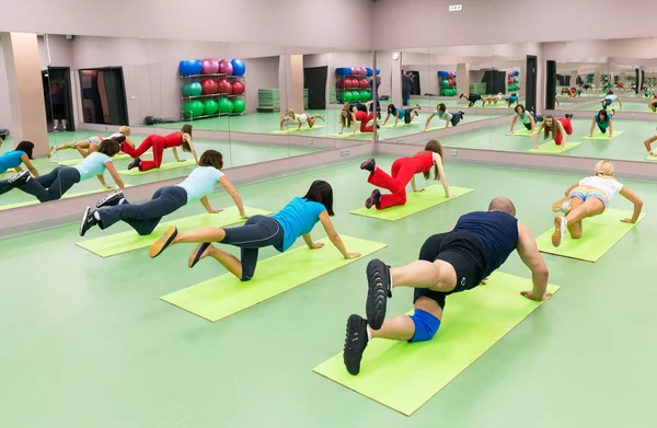 Jovens fazendo exercícios no ginásio — Fotografia de Stock