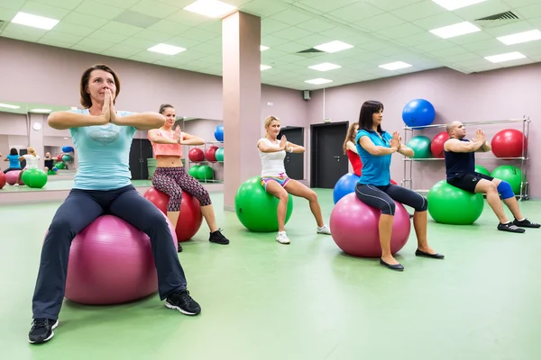 Giovani che fanno esercizi in palestra — Foto Stock