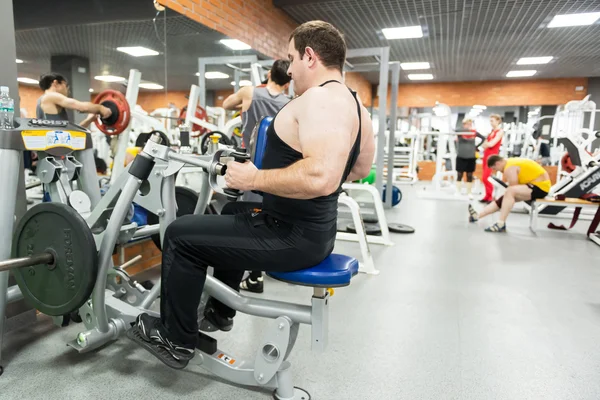 Mensen doen oefeningen in de sportschool — Stockfoto