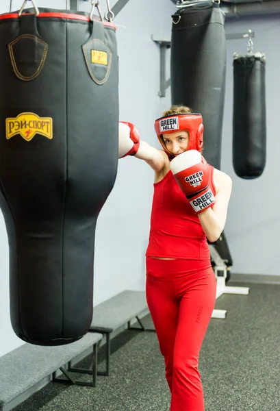 Genç kadın spor salonunda boks eldivenli eğitim — Stok fotoğraf