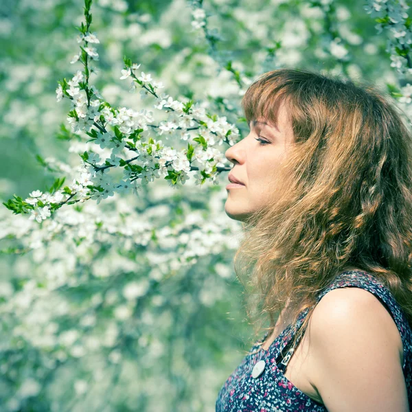 Frau und Kirschblüte — Stockfoto