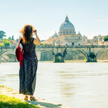Roma'daki Aziz Petrus Katedrali'nin genç kadın fotoğrafları
