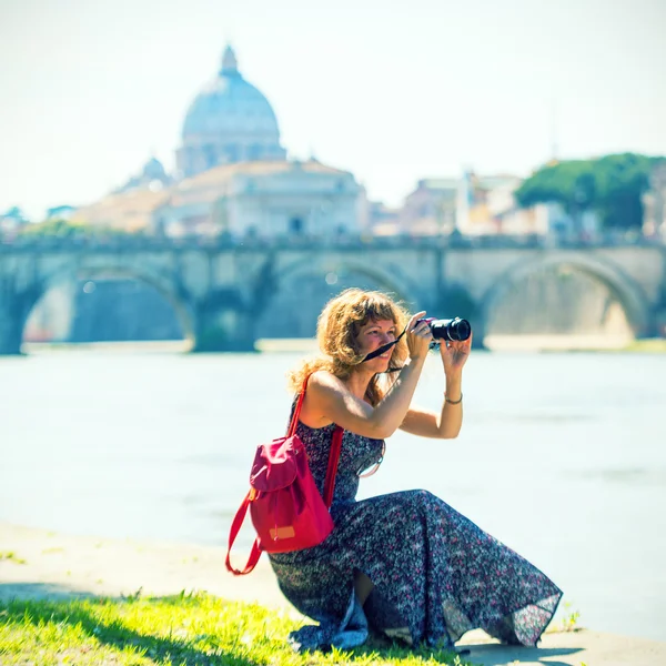 Fille prend une photo sur le fond de la cathédrale Saint-Pierre — Photo