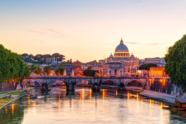 Nattvisning vid Peterskyrkan i Rom — Stockfoto