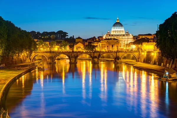 ローマのサンピエトロ大聖堂の夜景 — ストック写真