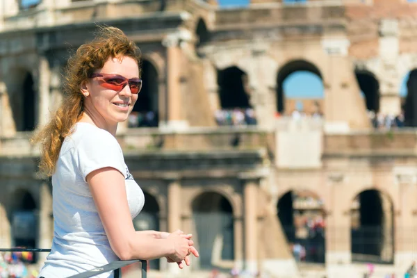 Junge Touristin vor dem Hintergrund des Kolosseums in Rom — Stockfoto