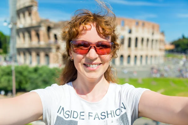 Selfie de una joven turista en el fondo del Coloss — Foto de Stock