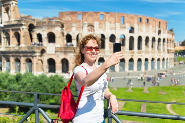 Selfie de una joven turista en el fondo del Coloss — Foto de Stock