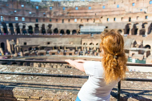 Giovane turista rossa all'interno del Colosseo di Roma — Foto Stock