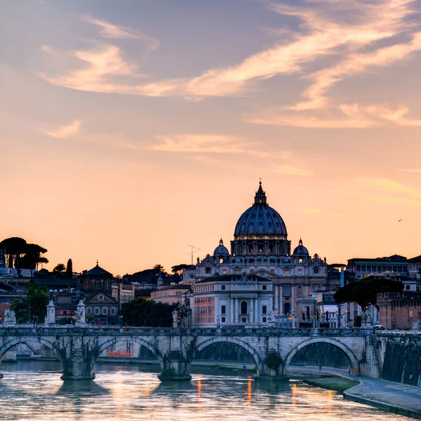 ローマのサンピエトロ大聖堂の夜景 — ストック写真