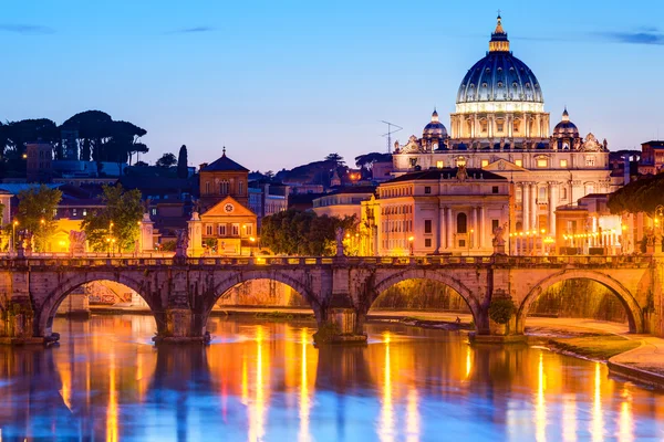 Vista notturna nella cattedrale di San Pietro a Roma — Foto Stock