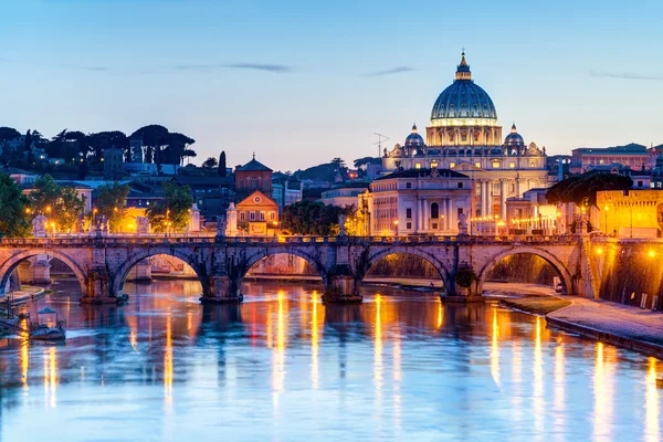 Ночной вид на собор Святого Петра в Риме — стоковое фото