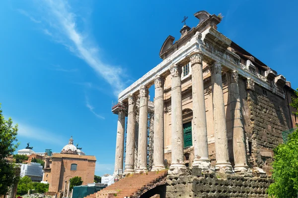 Der tempel von antoninus und faustina im römischen forum, rom — Stockfoto