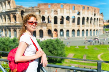 genç kadın turist arka planda Roma Colosseum