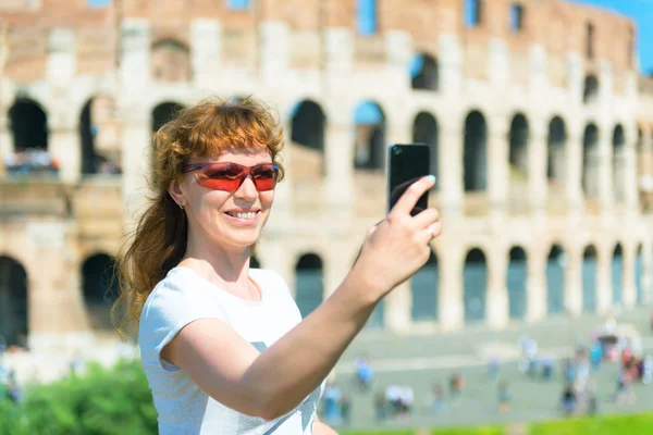 Selfie of a young female tourist on the background of the Coloss — Stock Photo, Image