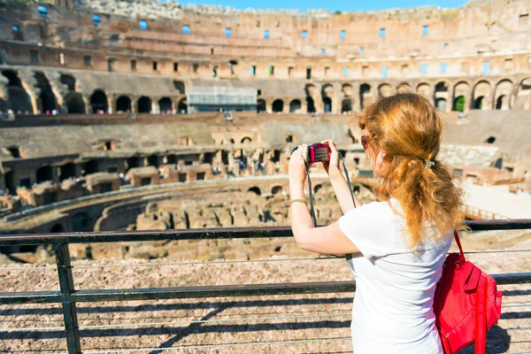 Giovane turista donna scatta una foto all'interno del Colosseo di Roma — Foto Stock