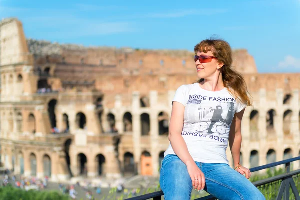 Young female tourist on the background of the Colosseum in Rome — Stock Photo, Image