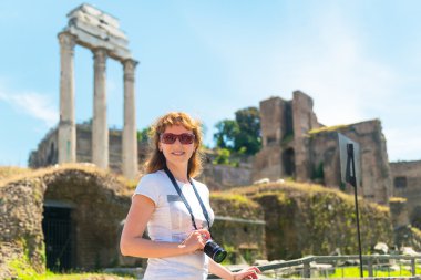 genç kadın turist Roma Roma Forumu
