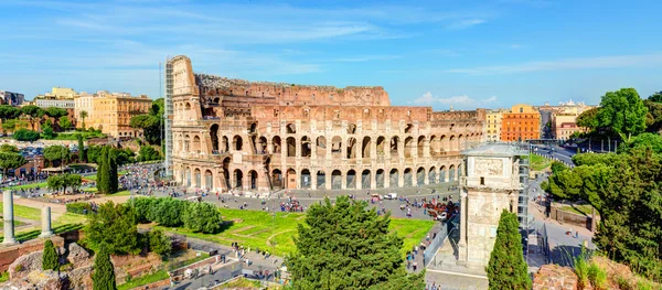 Panoramautsikt över colosseum (Colosseum) i Rom — Stockfoto