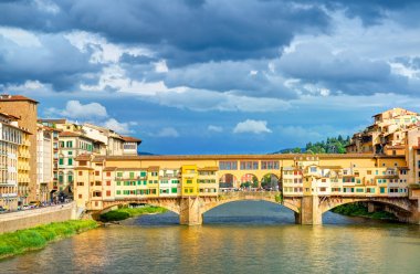 Floransa 'da Arno nehri üzerinde Ponte Vecchio