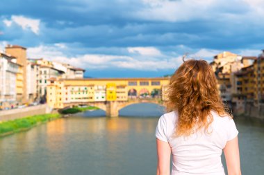 genç kadın turist, Floransa'daki ponte vecchio bakar.
