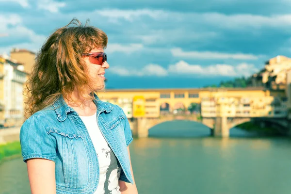 Ung kvinnlig turist på bakgrund av ponte vecchio i f — Stockfoto