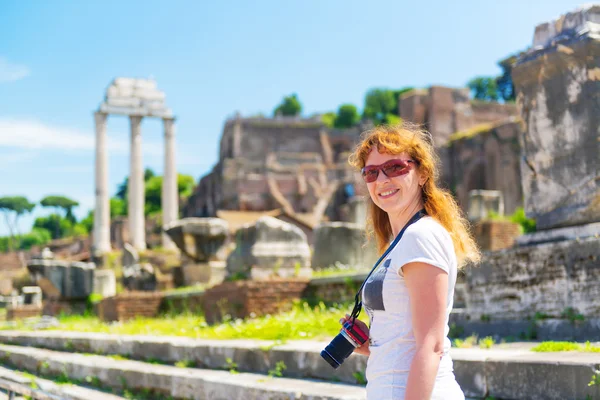 Junge touristin besucht das römische forum in rom — Stockfoto