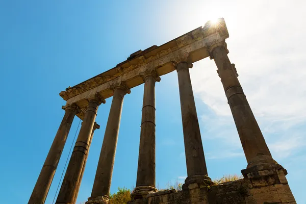 Ruins of the Temple of Saturn in the Roman Forum in Rome — Stock Photo, Image