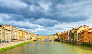 Floransa 'da Arno nehri üzerinde Ponte Vecchio