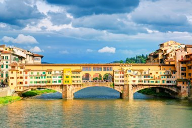 Floransa 'da Arno nehri üzerinde Ponte Vecchio