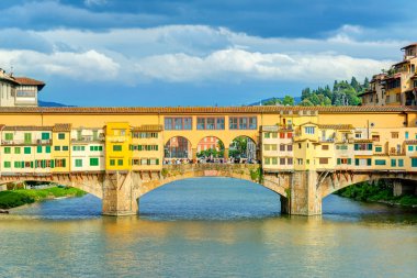 Floransa 'da Arno nehri üzerinde Ponte Vecchio