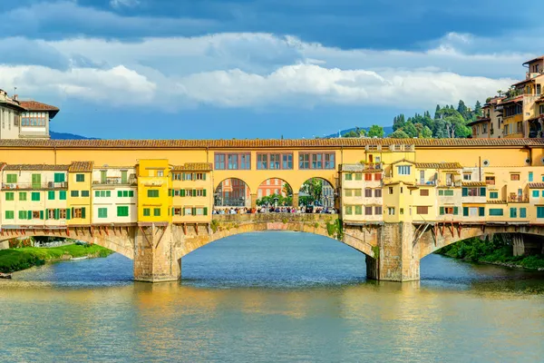 Ponte Vecchio über den Arno in Florenz — Stockfoto